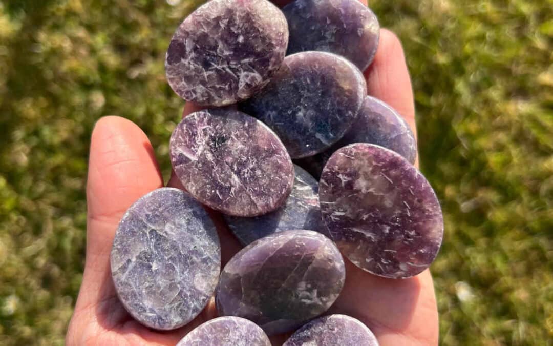 Lépidolite : propriétés réelles, utilisations et conseils pour bien l’utiliser