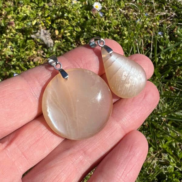 pendentif pierre de lune brune nacree