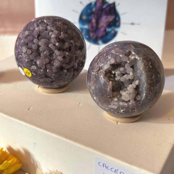 sphère de calcédoine violette botryoïdale