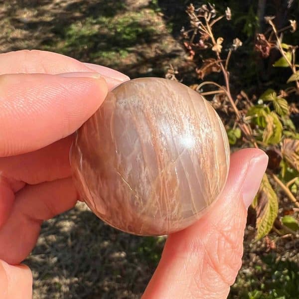 sphere de pierre de lune brune lithotherapie