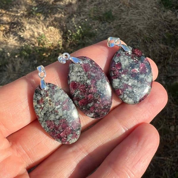 pendentifs eudialyte